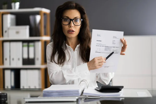 Professionele Accountant Toon Verkoop Belasting Factuur Video Conference Call — Stockfoto