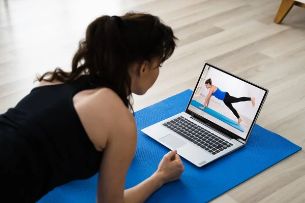 Домашняя Фитнес Тренировка Упражнения Ноутбуке — стоковое фото