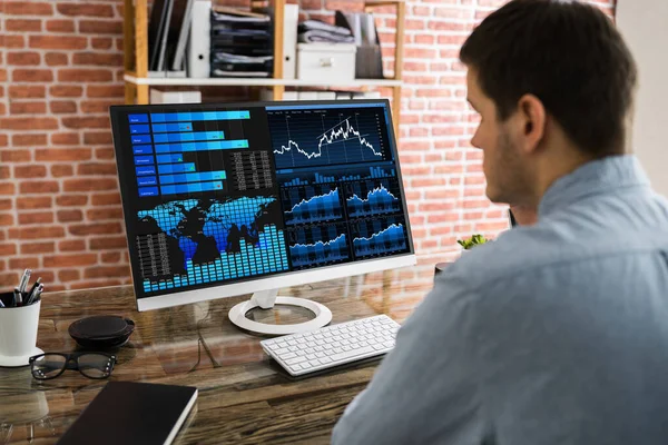 Kpi Business Data Analyst Mit Dashboard Auf Dem Computer — Stockfoto