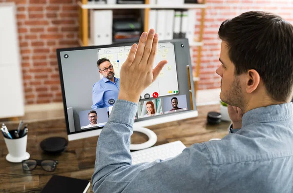 Hand Opsteken Vragen Stellen Tijdens Trainingsvideoconferentie — Stockfoto