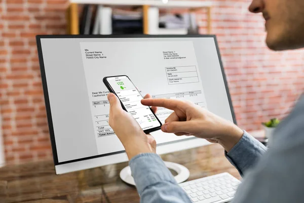 Facture Ligne Comptabilité Fiscale Utilisant Téléphone Ordinateur — Photo