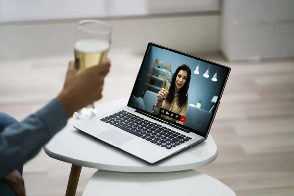 Online Virtual Beer Drinking Party Laptop — Stockfoto