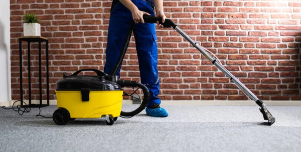 清洁工在家里用吸尘器清洗地毯 — 图库照片