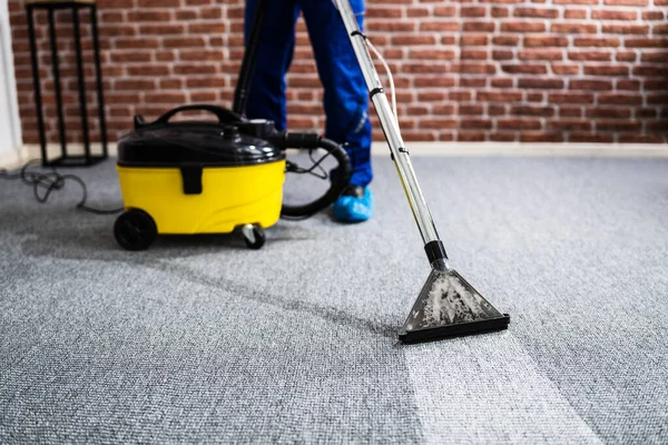 Petugas Kebersihan Karpet Dengan Pembersih Vacuum Rumah — Stok Foto
