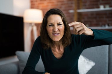 İş yeri kavgası. Video Konferansında Kızgın Bakan Kadın