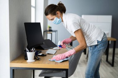Ofis Masa Temizleme Servisi. Profesyonel Kapıcı Yüz Maskesi
