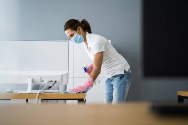 Ofis Masa Temizleme Servisi. Profesyonel Kapıcı Yüz Maskesi