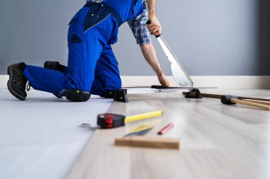 Ev Geliştirme İşi. Yeni Ahşap Döşemeler İçin Marangozluk Ekipmanı