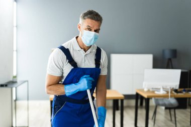Erkek Temizlikçi Ofiste Zemin Maskeyi Temizliyor