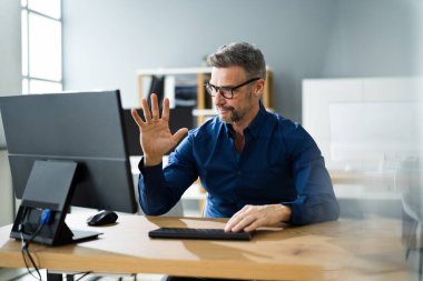 Çevrimiçi Sanal Video Alıştırma Çağrısı Kullanan Adam