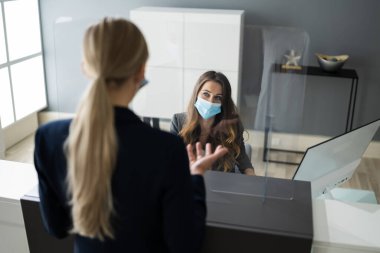 Resepsiyondaki İstemci veya Maskeyle Karşılama