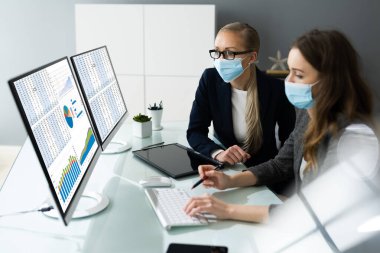 Yüz Maskeleri Giyen Bilgisayar kullanarak Hesap Tablosu Veri Analistleri