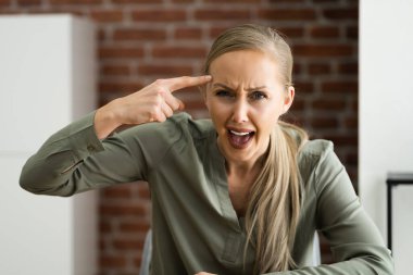 İş yeri kavgası. Video Konferansında Kızgın Bakan Kadın