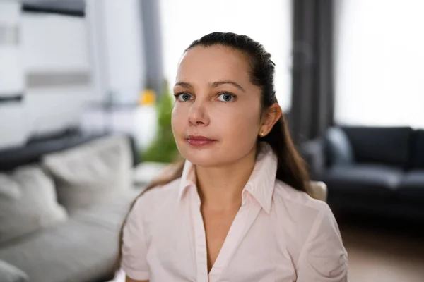 Porträtt Leende Kvinna Hemma Videokonferens — Stockfoto