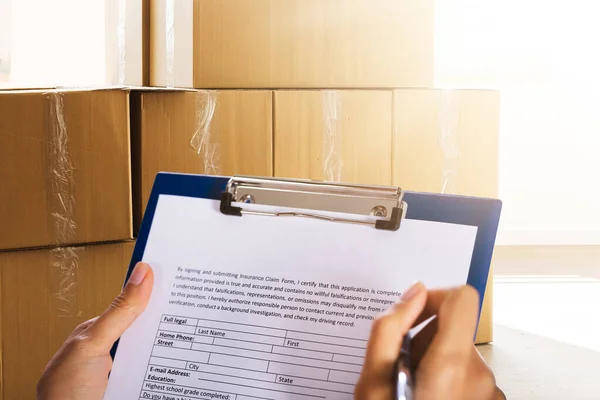 Mujer Mensajera Africana Escribiendo Portapapeles — Foto de Stock