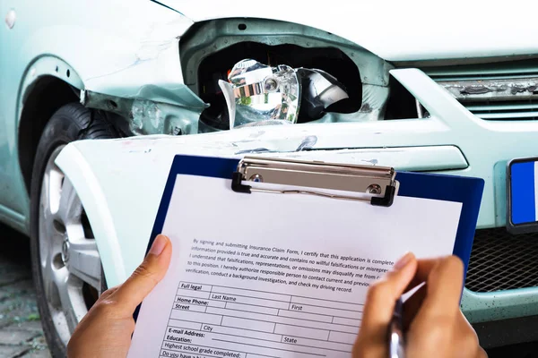 African American Car Insurance Agent Filling Accident Claim — Stock Photo, Image