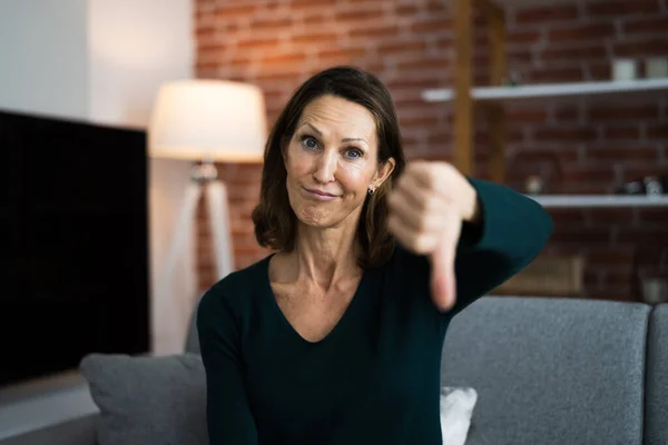 Frauen Geben Schlechtes Feedback Und Mögen Daumen Runter — Stockfoto