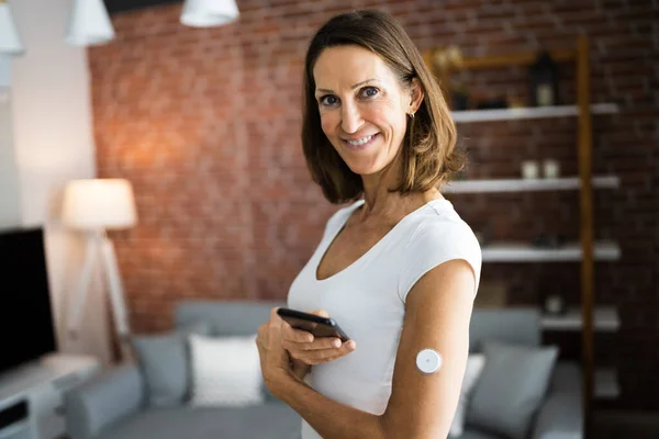 Frau Testet Glukosespiegel Mit Kontinuierlichem Glukosemesser Handy — Stockfoto