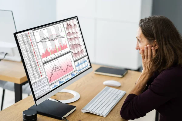 Trauriger Unglücklicher Händler Und Börsenmakler Computerbildschirm — Stockfoto