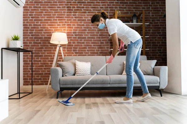 Vrouw Schoonmaken Van Hardhouten Vloer Met Dweil Het Gezicht Masker — Stockfoto