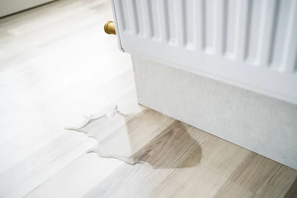 暖房管の漏れ後の部屋で床の損傷をラミネート — ストック写真