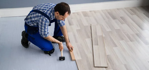 Hardwood Floor Renovace Stavební Dělník Dělá Novou Laminátovou Instalaci — Stock fotografie