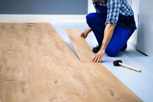 Hardwood Floor Renovace Stavební Dělník Dělá Novou Laminátovou Instalaci — Stock fotografie