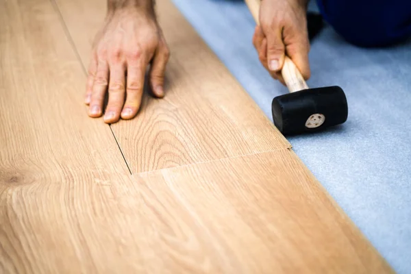 Hardwood Floor Renovace Stavební Dělník Dělá Novou Laminátovou Instalaci — Stock fotografie