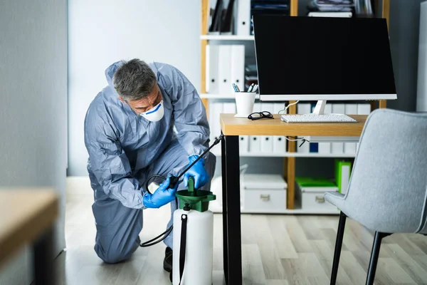 Ongediertebestrijding Verdelger Man Spuiten Termiet Bestrijdingsmiddel Office — Stockfoto