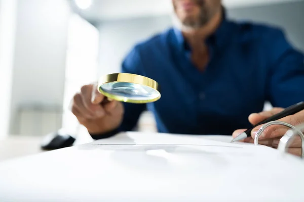 Fraud Detective Using Magnifying Glass Loupe — Stock Photo, Image