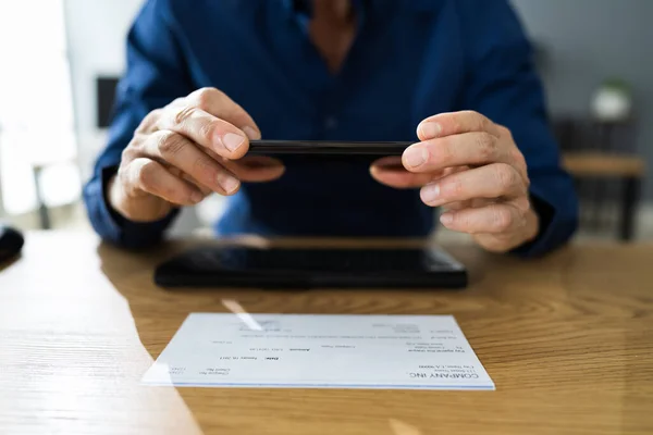 Borg Afstand Controleren Het Nemen Van Foto Met Mobiele Telefoon — Stockfoto