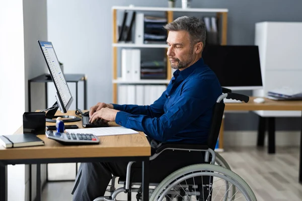 Zdravotně Postižený Muž Invalidním Vozíku Pracující Využitím Počítačové Technologie — Stock fotografie