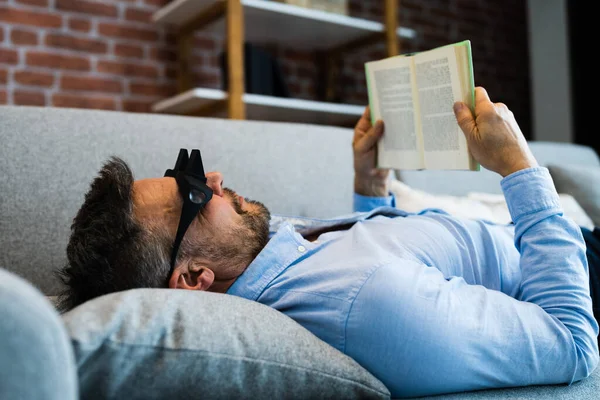 Hombre Usando Perezoso Lectura Prisma Gafas Leer Libro — Foto de Stock