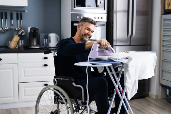 Bezbariérový Zdravotně Postižený Muž Invalidním Vozíku Žehlení Oblečení — Stock fotografie