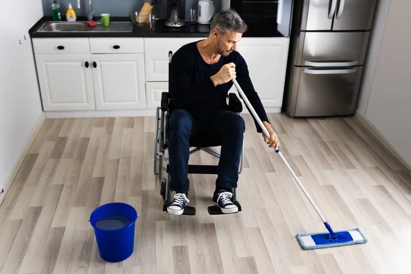 Gehandicapte Gehandicapte Man Schoonmaken Keuken Vloer Met Behulp Van Kaart — Stockfoto