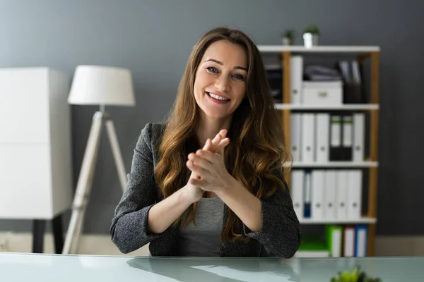 Femme Applaudissant Ligne Vidéoconférence Appel Affaires — Photo