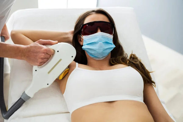 Underarm Laser Hair Removal Treatment Salon Wearing Face Mask — Stock Photo, Image