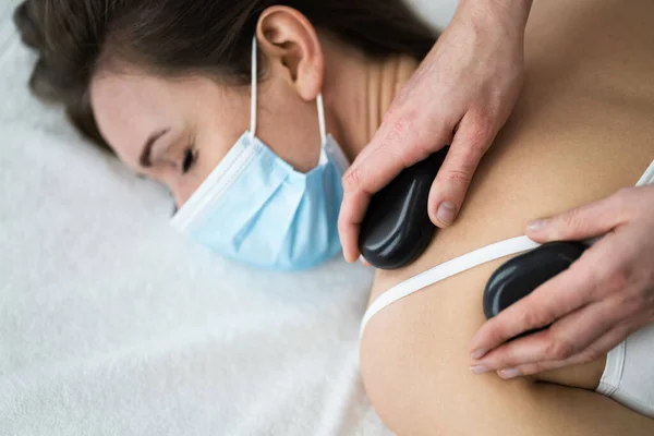 Masaje Deportivo Con Piedra Caliente Calor Roca Máscara Facial —  Fotos de Stock