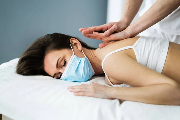 Massage Thérapie Spa Réflexologie Chiropratique Dans Masque Visage — Photo