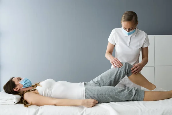 Massage Physiothérapie Réadaptation Sports Articulation Genou Dans Masque Visage — Photo