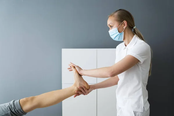 Pijat Kaki Wanita Dan Perawatan Terapi Rasa Sakit Pada Masker — Stok Foto