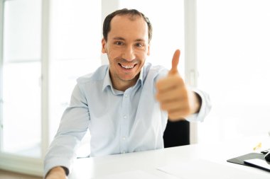 Mutlu Adam Video Konferansı Ofiste Portre Giyin