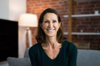 Mutlu Kadın Video Konferansı Evde Portre Giyin