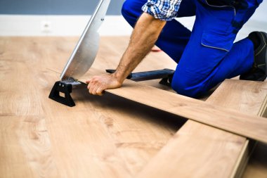 Ev Geliştirme İşi. Yeni Ahşap Döşemeler İçin Marangozluk Ekipmanı