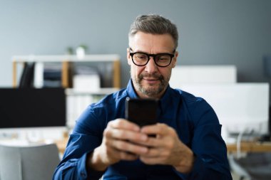 Akıllı Telefondaki Adam Mesajlaşması ya da Cep Telefonu