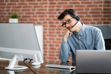 Video Konferans Çağrısında Sıkılmış Çalışan Portresi