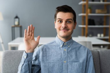 Mutlu Adam Video Konferansı Evde Portre Giyin