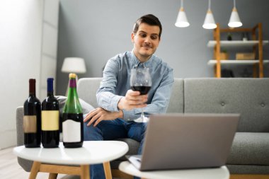 Sanal Şarap Tatma Akşam Yemeği Dizüstü Bilgisayarı Kullanıyor