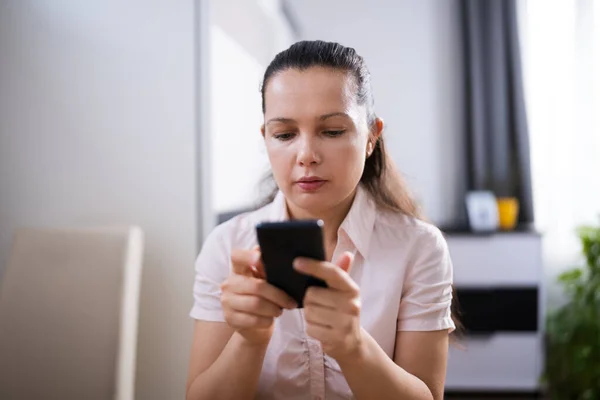Mulher Usando Telefone Celular Celular Para Conversar Online — Fotografia de Stock