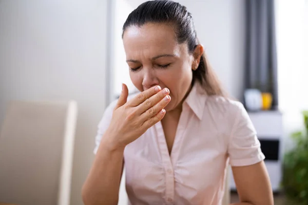 Sleepy Werknemer Persoon Portret Videoconferentie Oproep — Stockfoto